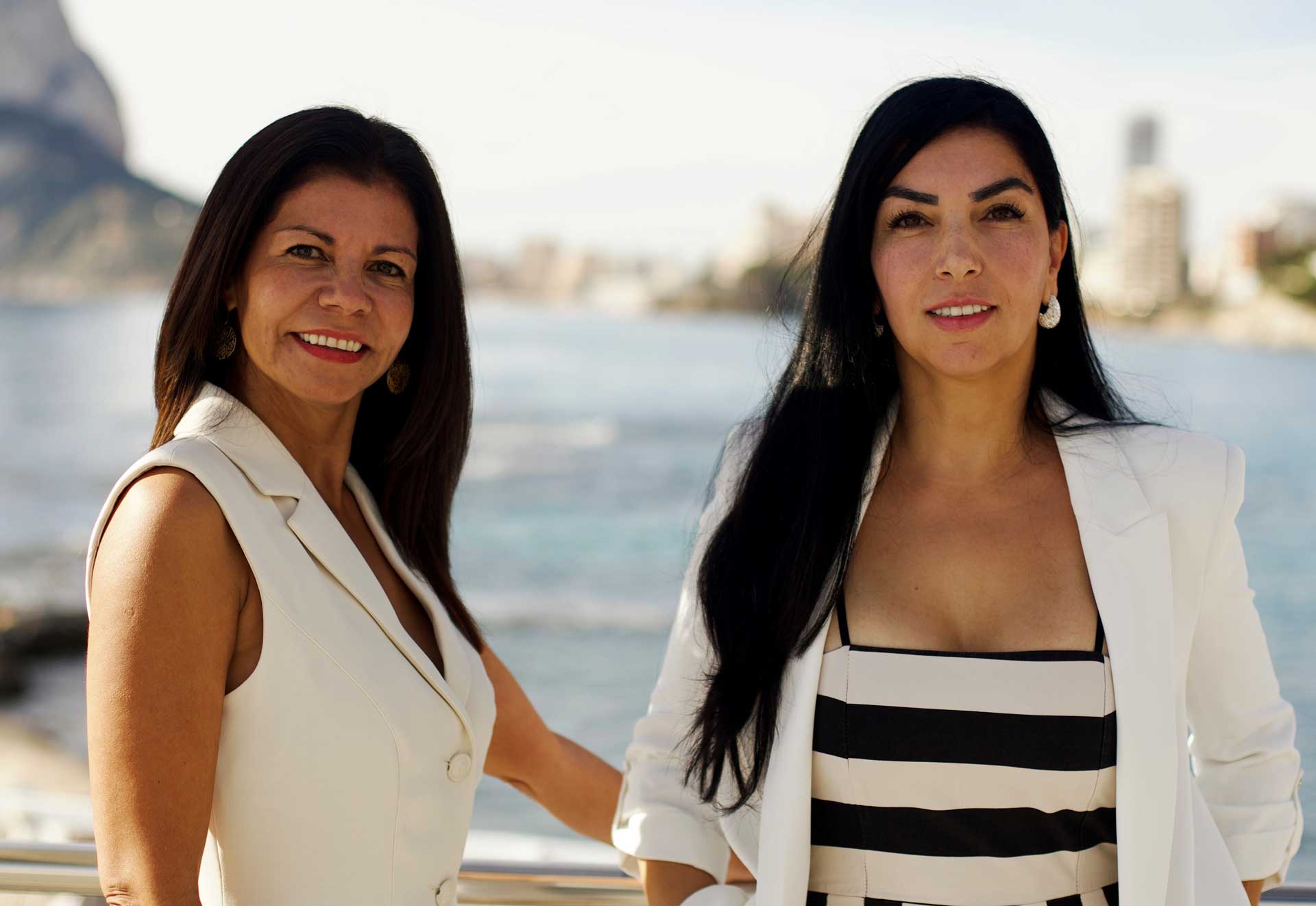 Yohanne en Jacqueline, onafhankelijke aankoopmakelaars in onroerend goed aan de Costa Blanca.